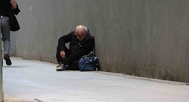 Taksim'de aynı yerde 2. kez yakalanan dilencinin çorabından 880 TL çıktı