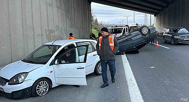 TEM Otoyolu'nda iki otomobile çarpan araç takla attı