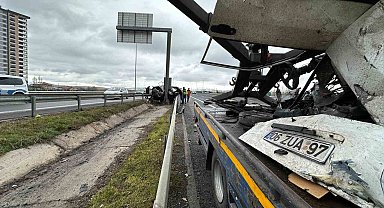 Yön levhasına çarpan otomobil ikiye ayrıldı: 1 ağır yaralı