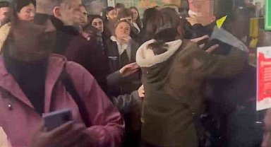 Zincirlikuyu'da "senin yüzünden metrobüse binemedim" kavgası kamerada