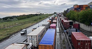 Ambarlı Liman Yolu'nda oluşan tır kuyruğu havadan görüntülendi