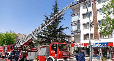 Ankara'da 4 katlı apartmanın çatısında yangın