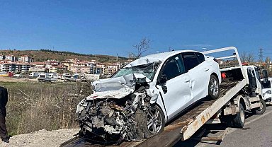 Ankara'da otomobil hafriyat kamyonuna çarptı: 1 ölü