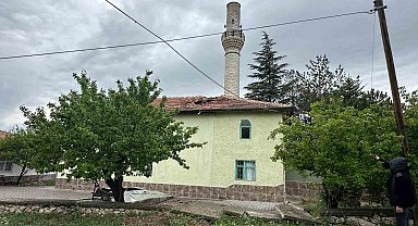 Ankara'da şiddetli rüzgar 2 caminin minaresini yıktı