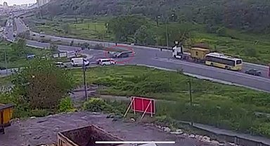 Arnavutköy'de iki otomobilin çarpıştığı kaza kamerada