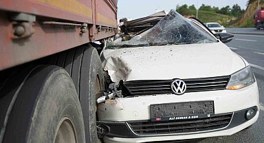 Arnavutköy'de kontrolden çıkan otomobil otoyolda duran tıra çarptı: 2 yaralı