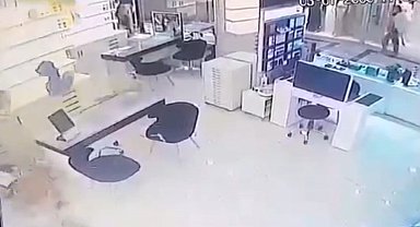 Asma kattan düşüp ağır yaralanan temizlik görevlisi kamerada
