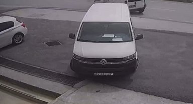 Ataşehir'de otomobil ve motosikletin karıştığı kaza anı kamerada