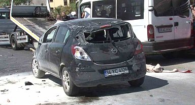 Ataşehir'de servis aracı ile otomobil kafa kafaya çarpıştı: 3 yaralı