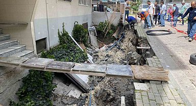 Avcılar'da 4 katlı binanın önündeki kaldırım çöktü