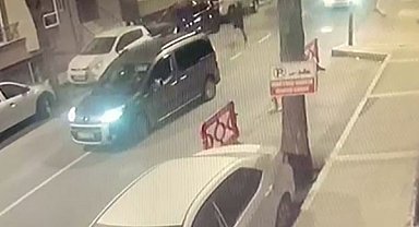 Avcılar'da araçla önünü kestikleri taksiye kurşun yağdırdılar: O anlar kamerada