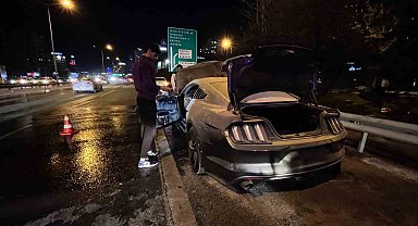 Bağcılar'da lüks otomobil alev alev yandı
