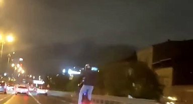 Bayrampaşa'da motosikletlinin tek tekerlek üzerindeki tehlikeli yolculuğu kamerada
