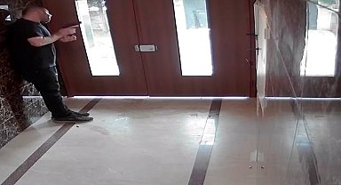 Büyükçekmece'de halüsinasyon gören adamın kendi kendine çatıştığı anlar kamerada