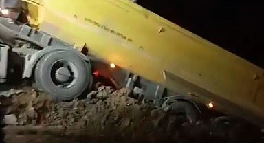 Döküm sahasında toprak kaydı, hafriyat kamyonu devrilmekten son anda kurtuldu