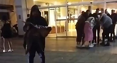 Eğlence mekanı çıkışı kadınların saç saça baş başa kavgası kamerada
