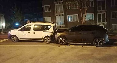 Ehliyetsiz sürücü polisten kaçarken kaza yaptı