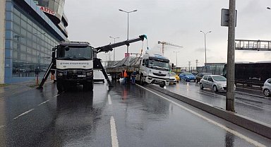 Esenyurt E-5 yan yolda tır refüje çıktı