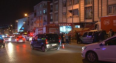 Esenyurt'ta kayan kamyon 11 araca çarpıp, pideci dükkanına girdi