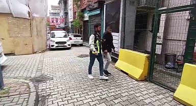 Fatih'te değnekçi otopark ücretini reddeden sürücüye saldırdı: O anlar kamerada