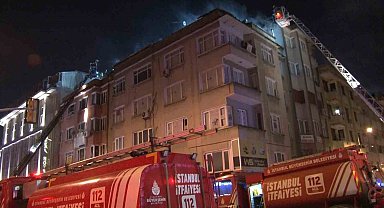 Fatih'te korkutan yangın: Binanın çatısı alev alev yandı