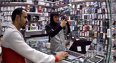 Fatih'te müşteri gibi incelediği cep telefonunu çaldı