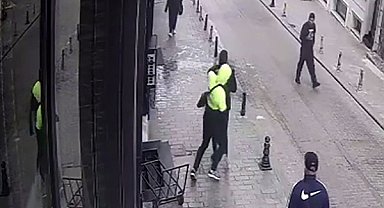 Fatih'te sokak ortasında tek yumrukla gasp kamerada