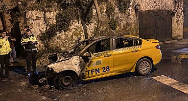 Fatih'te ticari taksi alev alev yandı