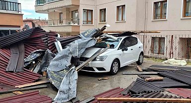 Fırtınada uçan çatı, park halindeki otomobillerin üzerine devrildi