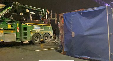 FSM Köprüsü'nde kamyon ile otomobil çarpıştı: 2 yaralı