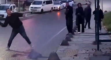 İETT durağına taş atarak camını kıran şahıs kamerada