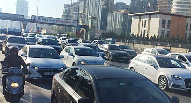 İstanbul'da bayram dönüşü haftanın ilk gününde trafik yüzde 60'lara ulaştı