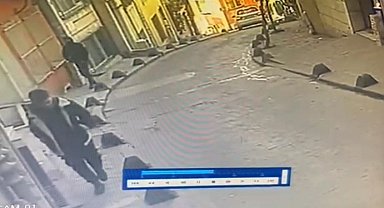 İstanbul'da film gibi olay kamerada: Yanlış adamı vurdu, bayramda el öperken yakalandı