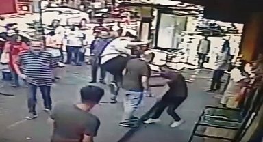 İstanbul'da müşteriye "sigara içilmez" dayağı kamerada: Uçan tekmeyle saldırdılar
