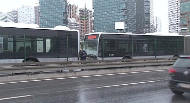 Kadıköy Fikirtepe'de 2 metrobüs kaza yaptı