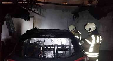 Kadıköy'de bir apartmanın otoparkında bulunan araç alev topuna döndü