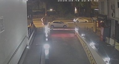 Kadıköy'de direksiyon hakimiyetini kaybeden sürücü park halindeki araca çarptı: 1 yaralı