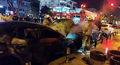 Kadıköy'de park halindeki 2 araç alevlere teslim oldu