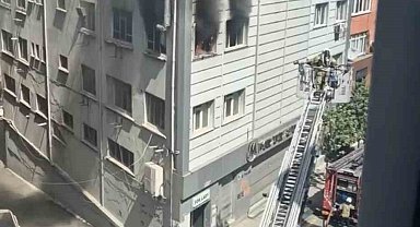 Kağıthane'de korkutan iş yeri yangını: Tekstil makineleri alev aldı