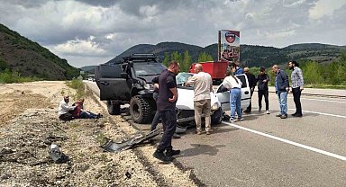 Karşı şeride geçen otomobil pikapla çarpıştı: 4 yaralı