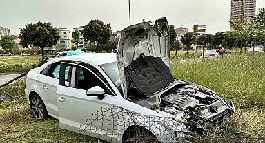 Kartal'da direksiyon hakimiyetini kaybeden sürücü kaldırımdaki ağacı devirerek uçtu