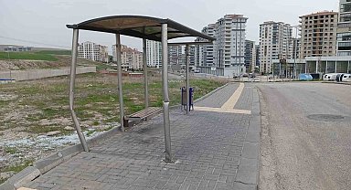 Kontrolden çıkan otomobil, otobüs durağına çarptı: 1'i ağır 3 yaralı