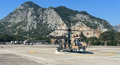 Konya'dan havalanan AS-532 Couger tipi helikopter, tahliye çalışmalarına devam ediyor