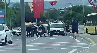 Küçükçekmece'de motosikletliler, sürücüye saldırdı: O anlar kamerada