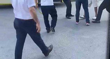 Maltepe'de İETT şoförünün yolcuya demir sopayla saldırdığı anlar kamerada