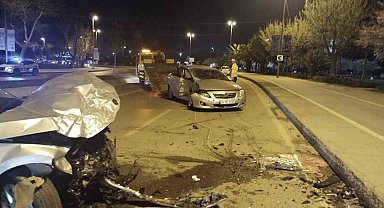 Maltepe'de karşı yönlerden gelen 2 otomobil çarpıştı
