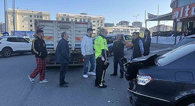 Park halindeki araca yön gösteren kadına yoldan geçen kamyon çarptı