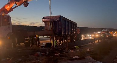 Pendik'te tır devrildi