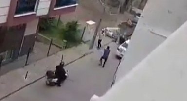 Polis saldırganı bacağından vurarak etkisiz hale getirdi: O anlar kamerada