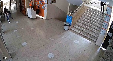 Pusu kurup beklediği öğretmenini bıçaklayan öğrenci kamerada